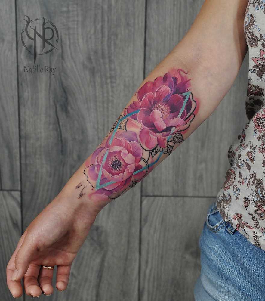 Tatuagem de flores no antebraço da menina