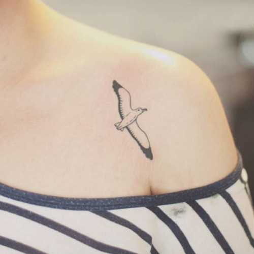 Tatuagem de gaivotas na clavícula menina
