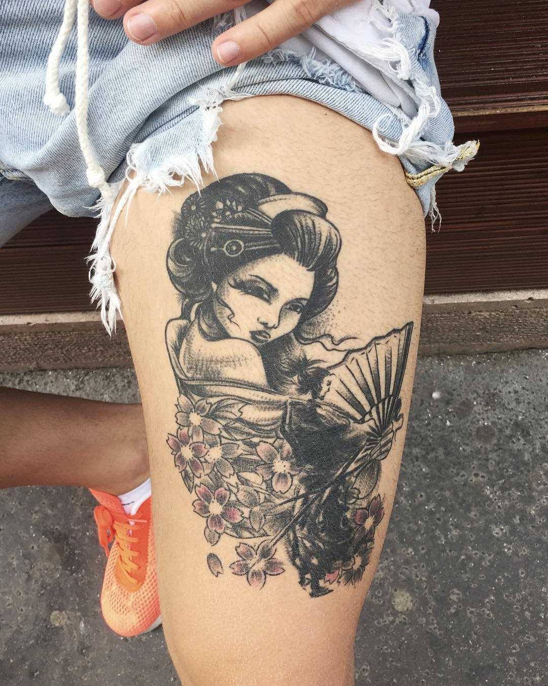 Tatuagem de gueixa com flores no quadril cara