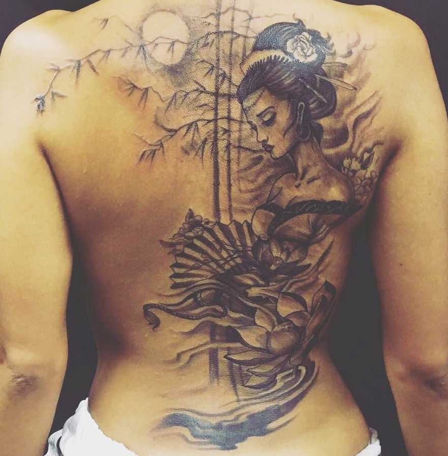 Tatuagem de gueixa nas costas da menina