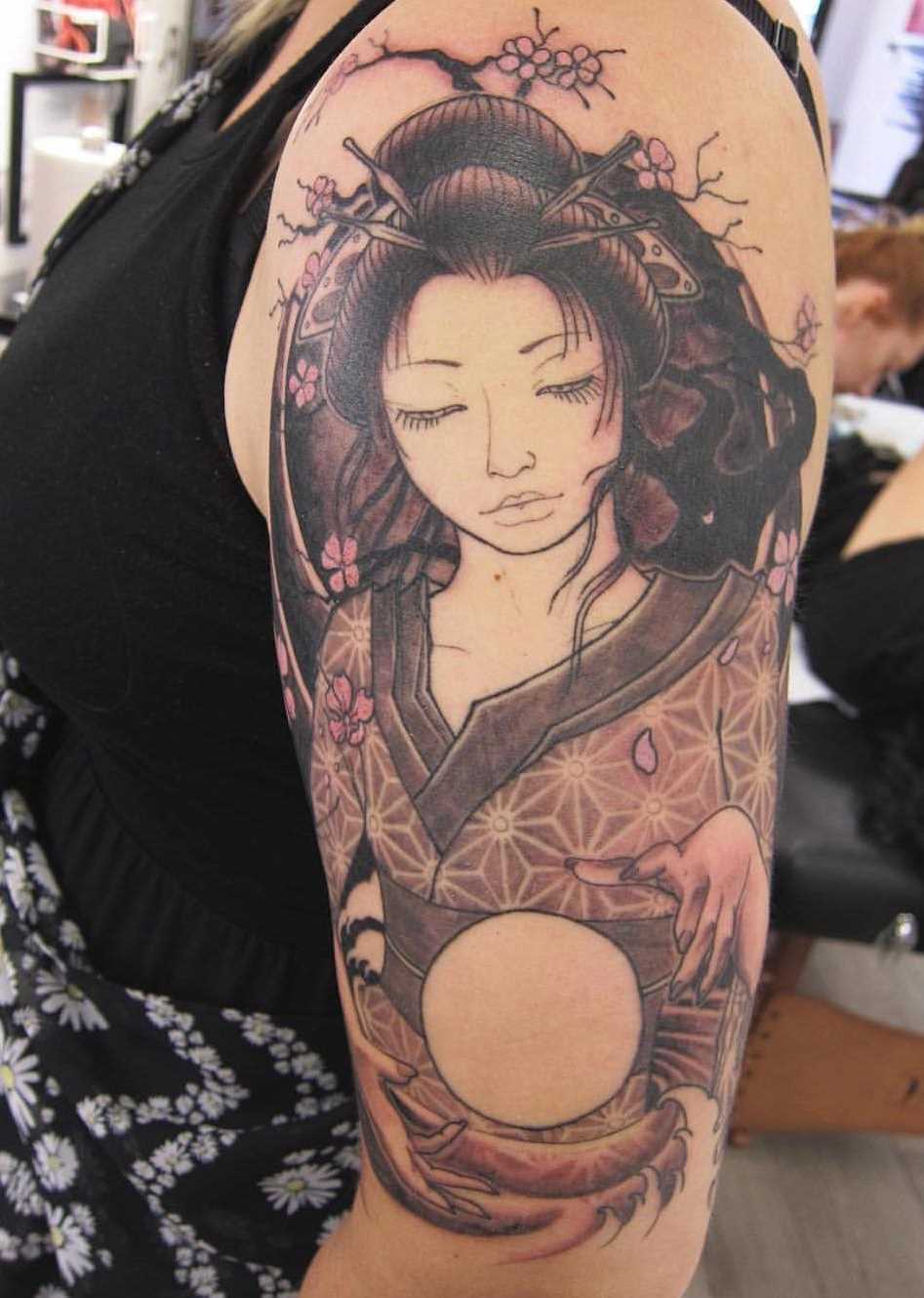 Tatuagem de gueixa no ombro da mulher