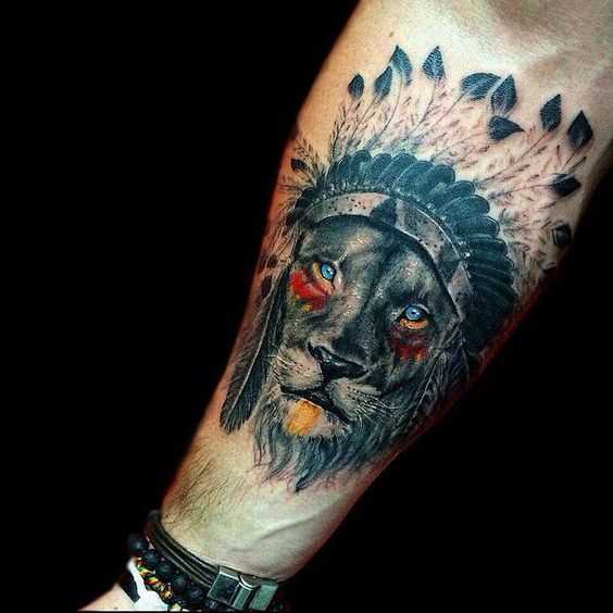 Tatuagem de leão indiano no antebraço cara