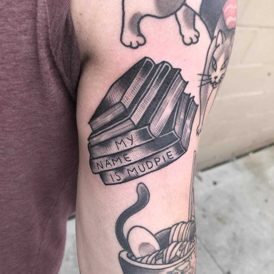 Tatuagem de livros na mão de homens