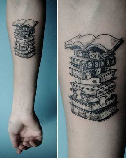Tatuagem de livros no antebraço cara