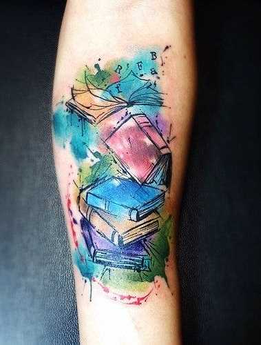 Tatuagem de livros no antebraço da menina