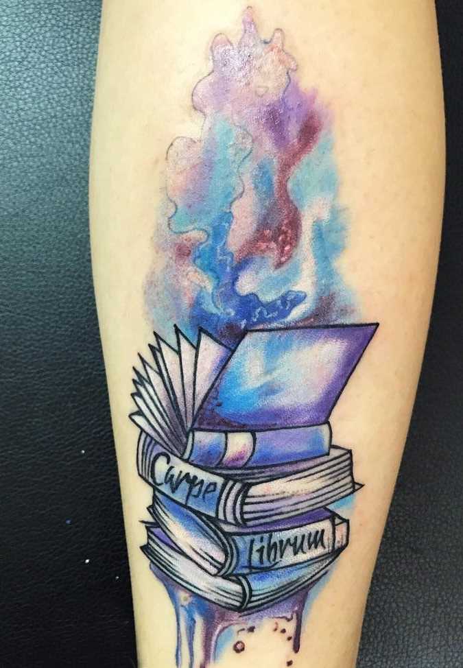 Tatuagem de livros sobre a perna da menina