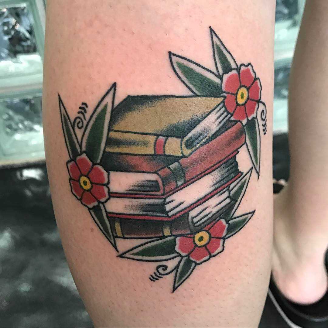 Tatuagem de livros sobre a perna de um cara