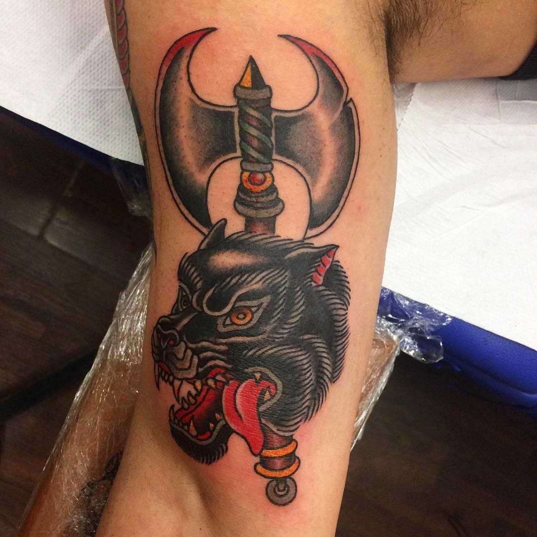 Tatuagem de machado de assis com o lobo na mão de homens
