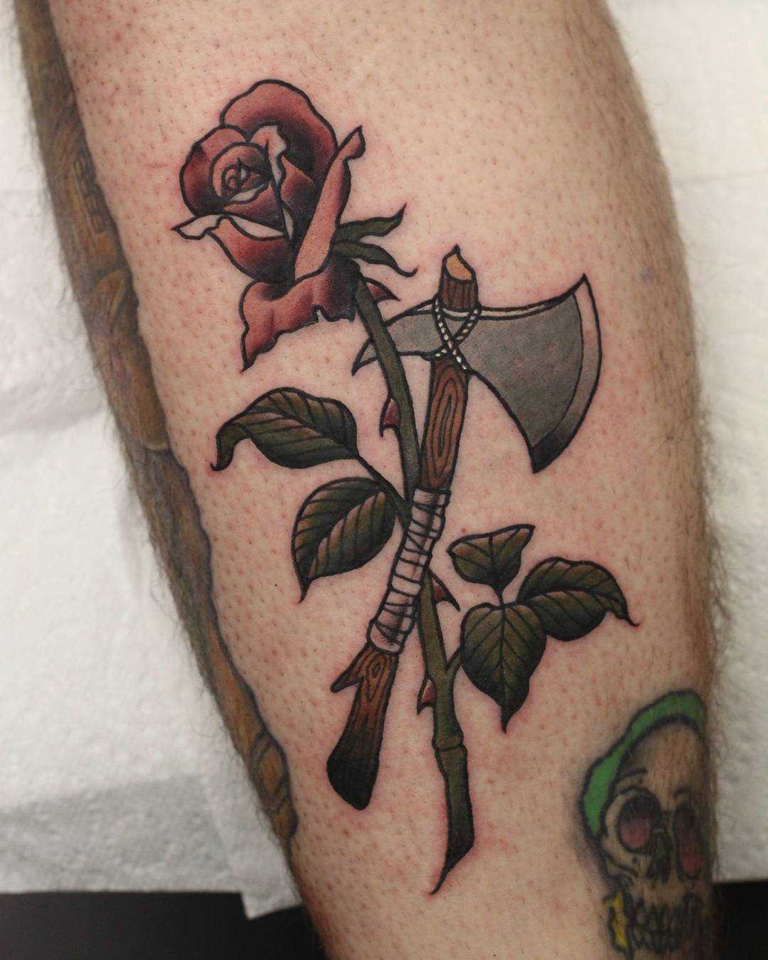 Tatuagem de machado de assis com uma rosa na perna do cara