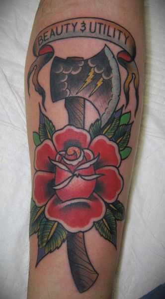 Tatuagem de machado de assis com uma rosa no antebraço homens