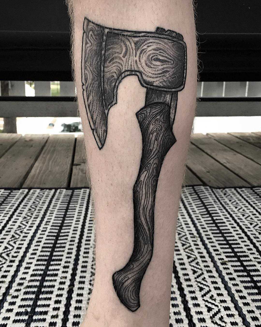 Tatuagem de machado de assis sobre a perna de homens