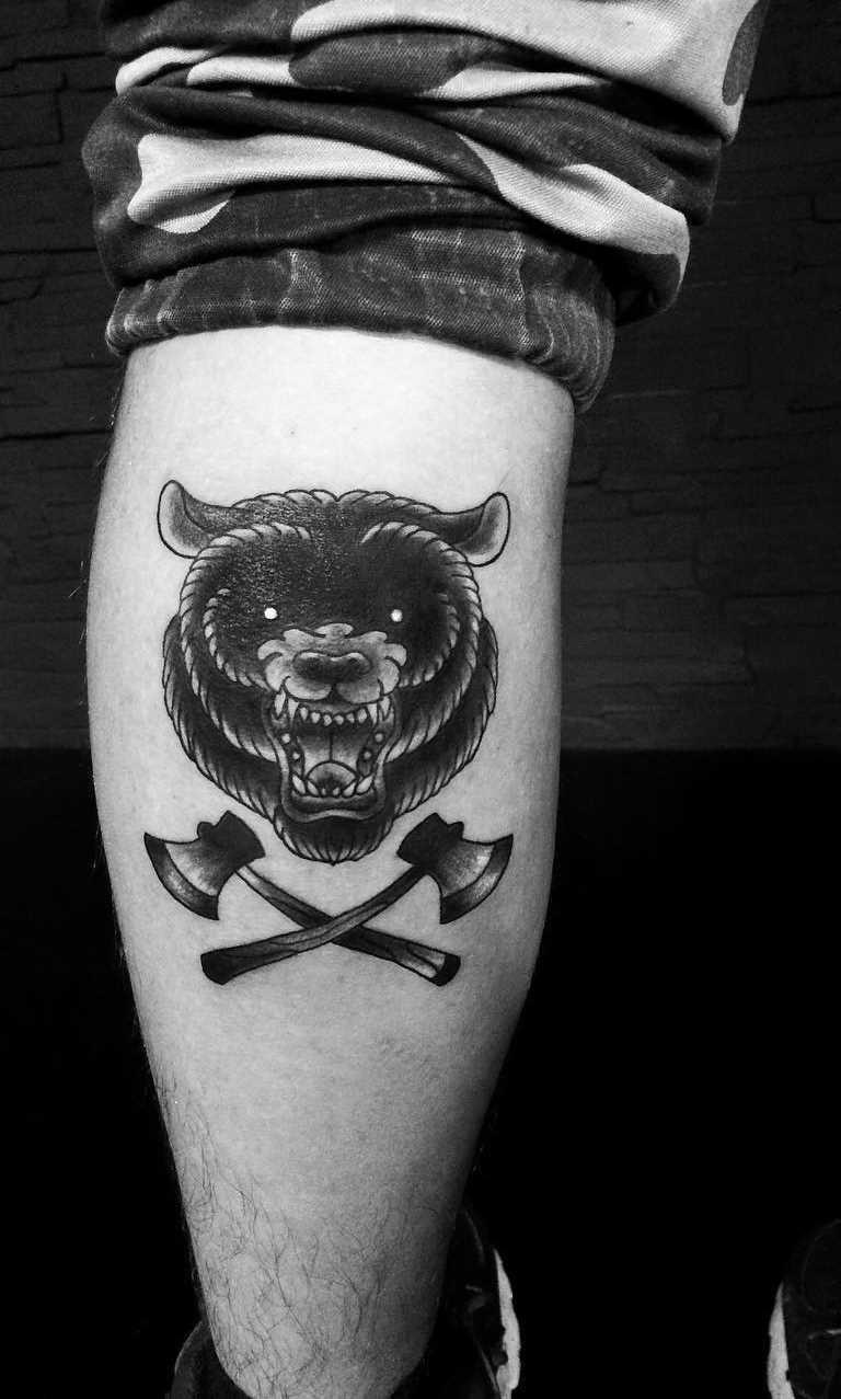 Tatuagem de machados com o urso sobre a perna de homens