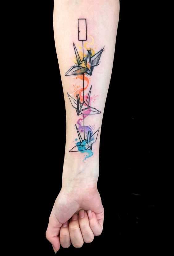 Tatuagem de origami-dobrado sobre o braço da menina