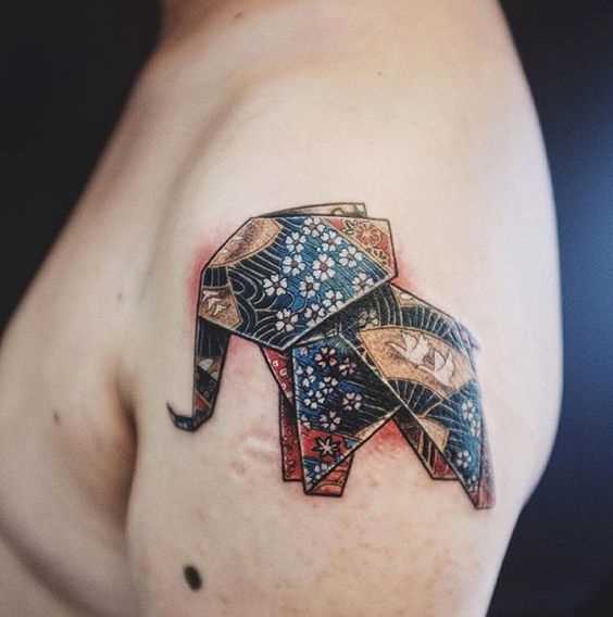 Tatuagem de origami-elefante no ombro do cara