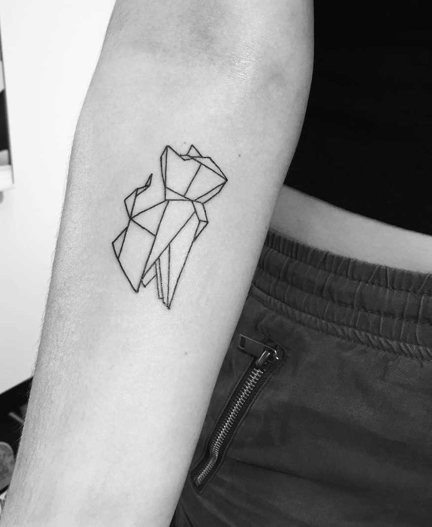 Tatuagem de origami-gato no antebraço da mulher