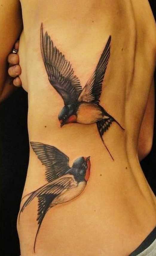 Tatuagem de pardais nas costas da menina