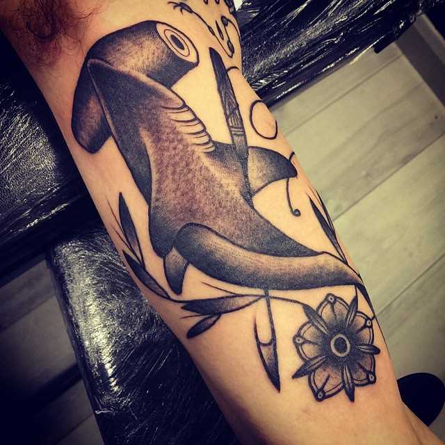 Tatuagem de peixe-martelo na mão do cara