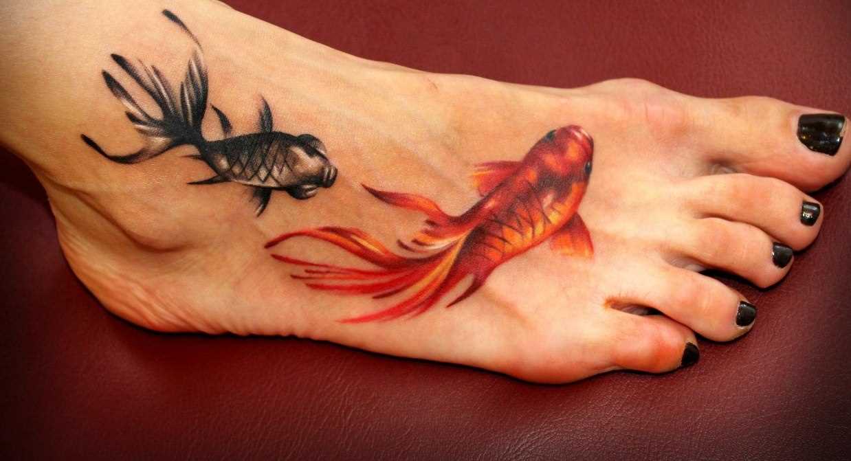 Tatuagem de peixes de ouro na planta do pé da menina