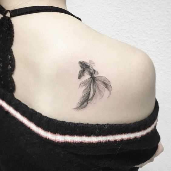 Tatuagem de peixinho blade menina