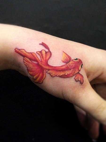 Tatuagem de peixinho em um pincel de meninas