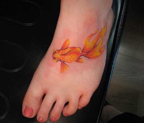Tatuagem de peixinho na planta do pé da menina