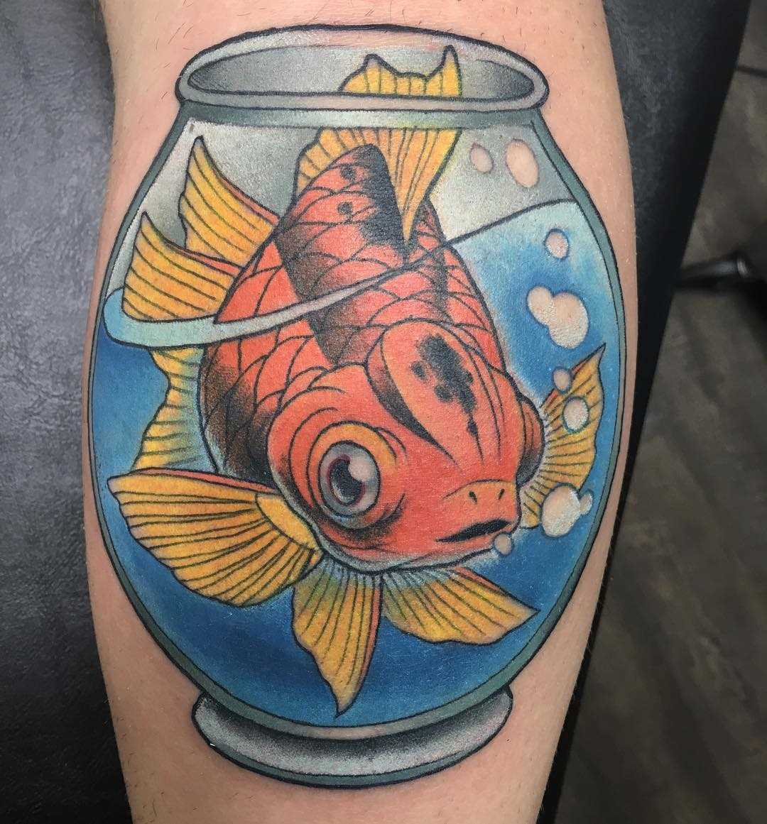 Tatuagem de peixinho no aquário sobre a perna de um cara