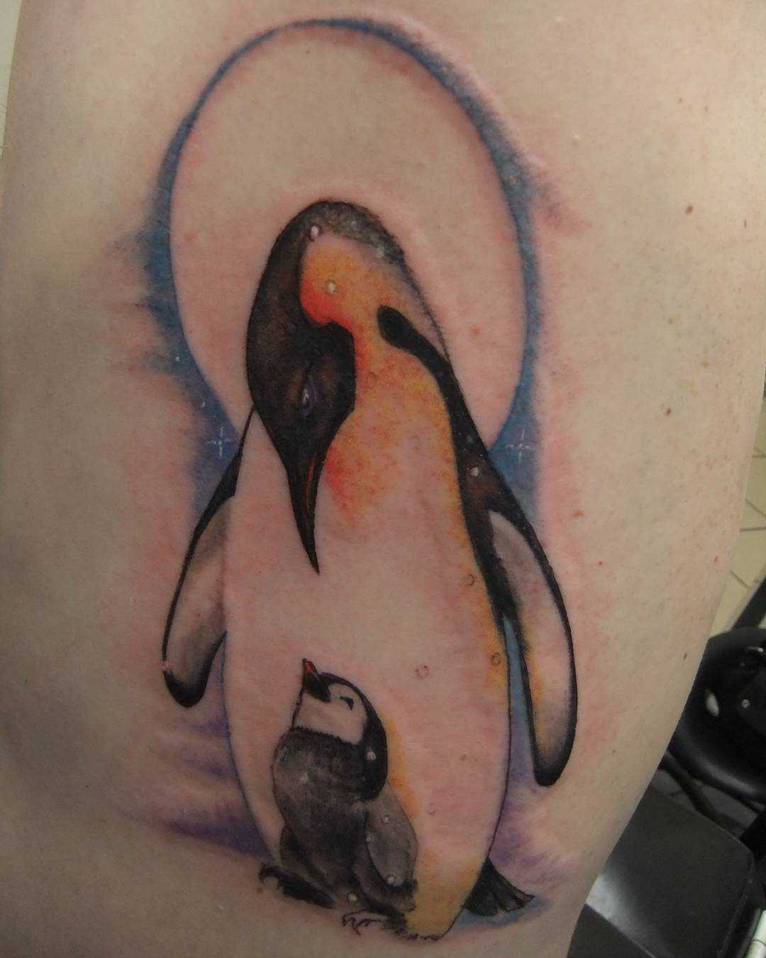 Tatuagem de pinguins na parte de trás do cara