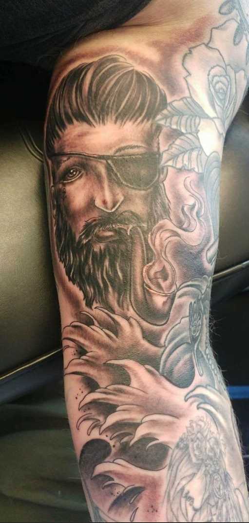 Tatuagem de pirata na mão de homens