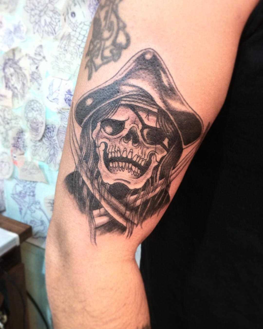 Tatuagem de pirata na mão de um cara