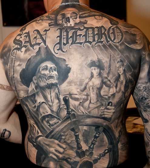 Tatuagem de pirata nas costas de homens