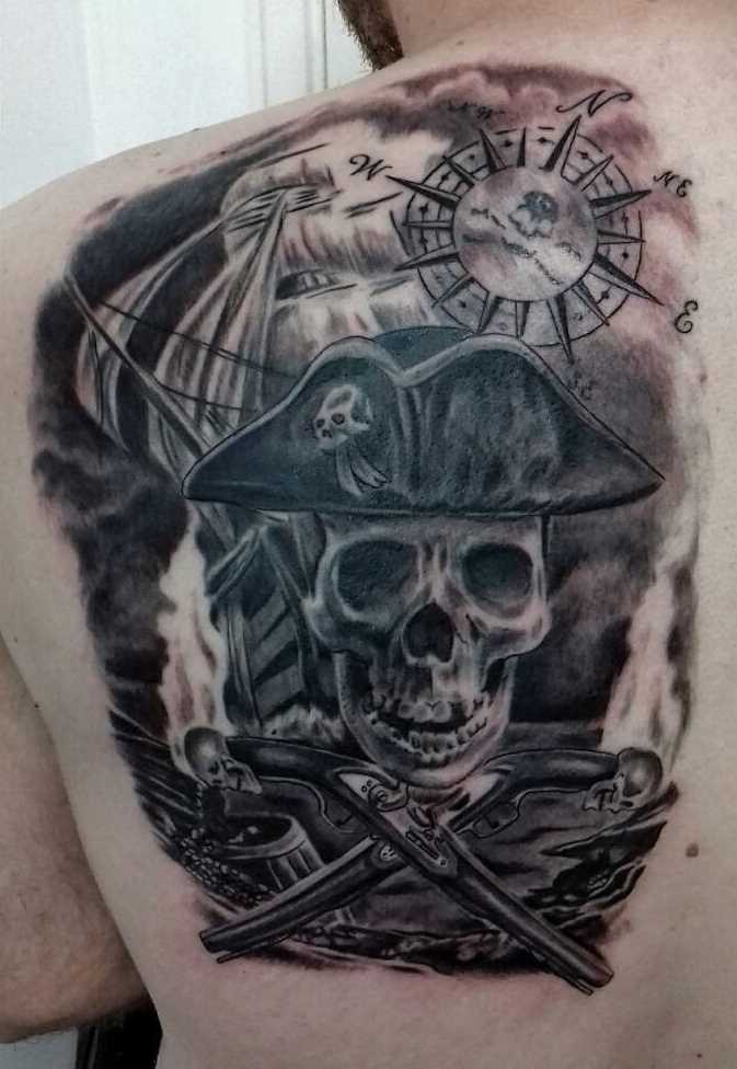 Tatuagem de pirata nas costas do cara