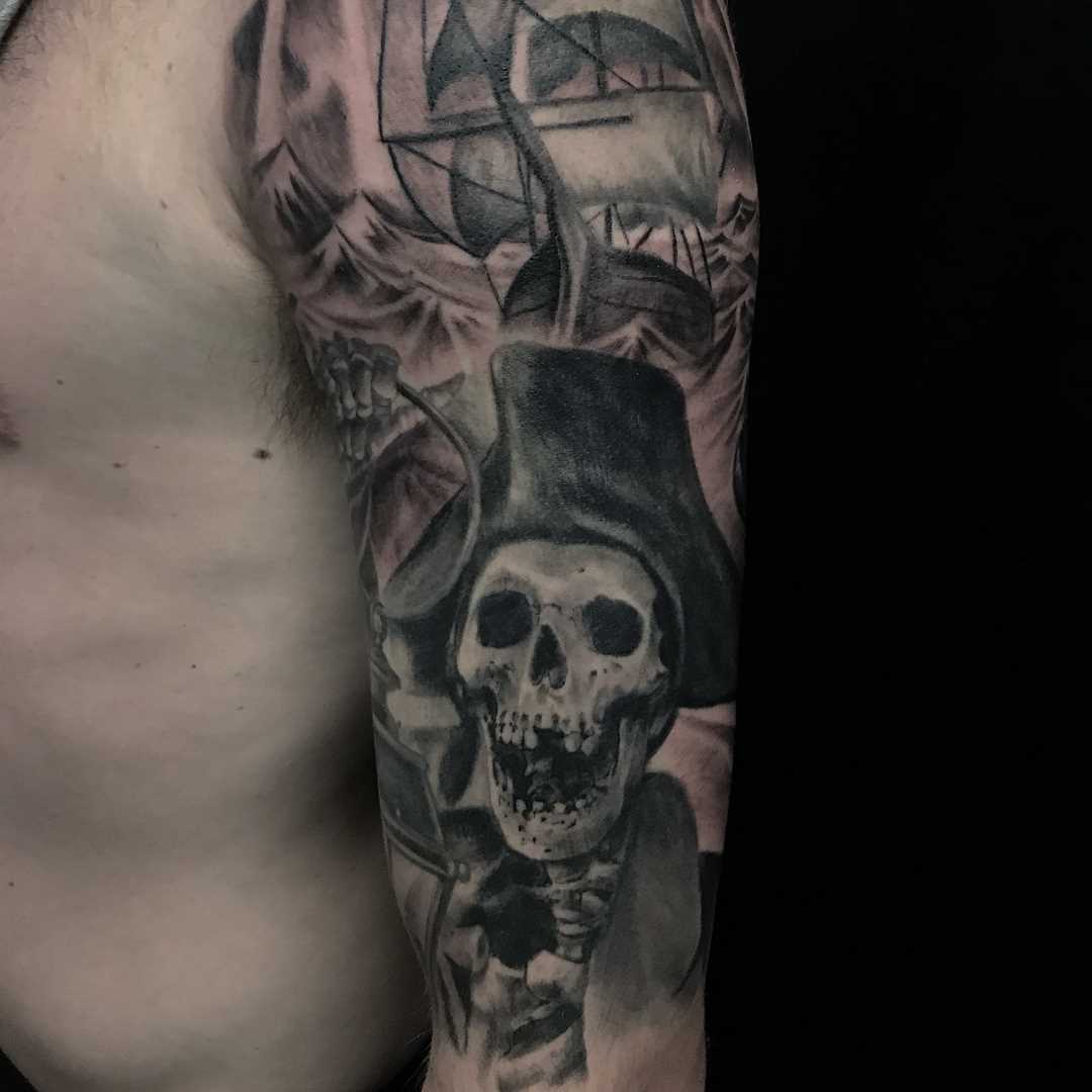 Tatuagem de pirata no ombro do cara