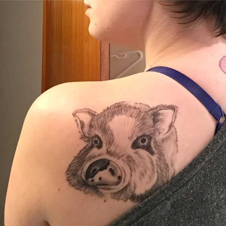 Tatuagem de porco blade menina