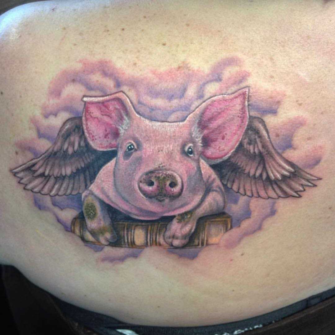 Tatuagem de porco com asas nas costas da menina
