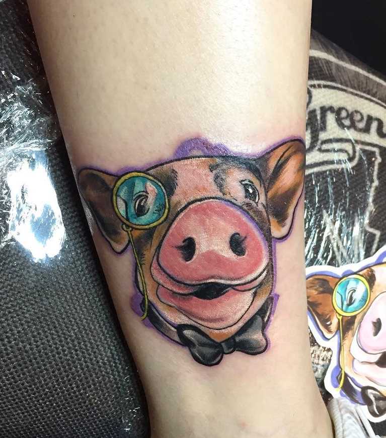 Tatuagem de porco na mão da menina