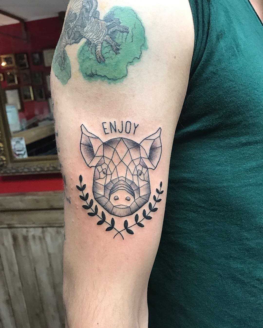 Tatuagem de porco na mão de um cara