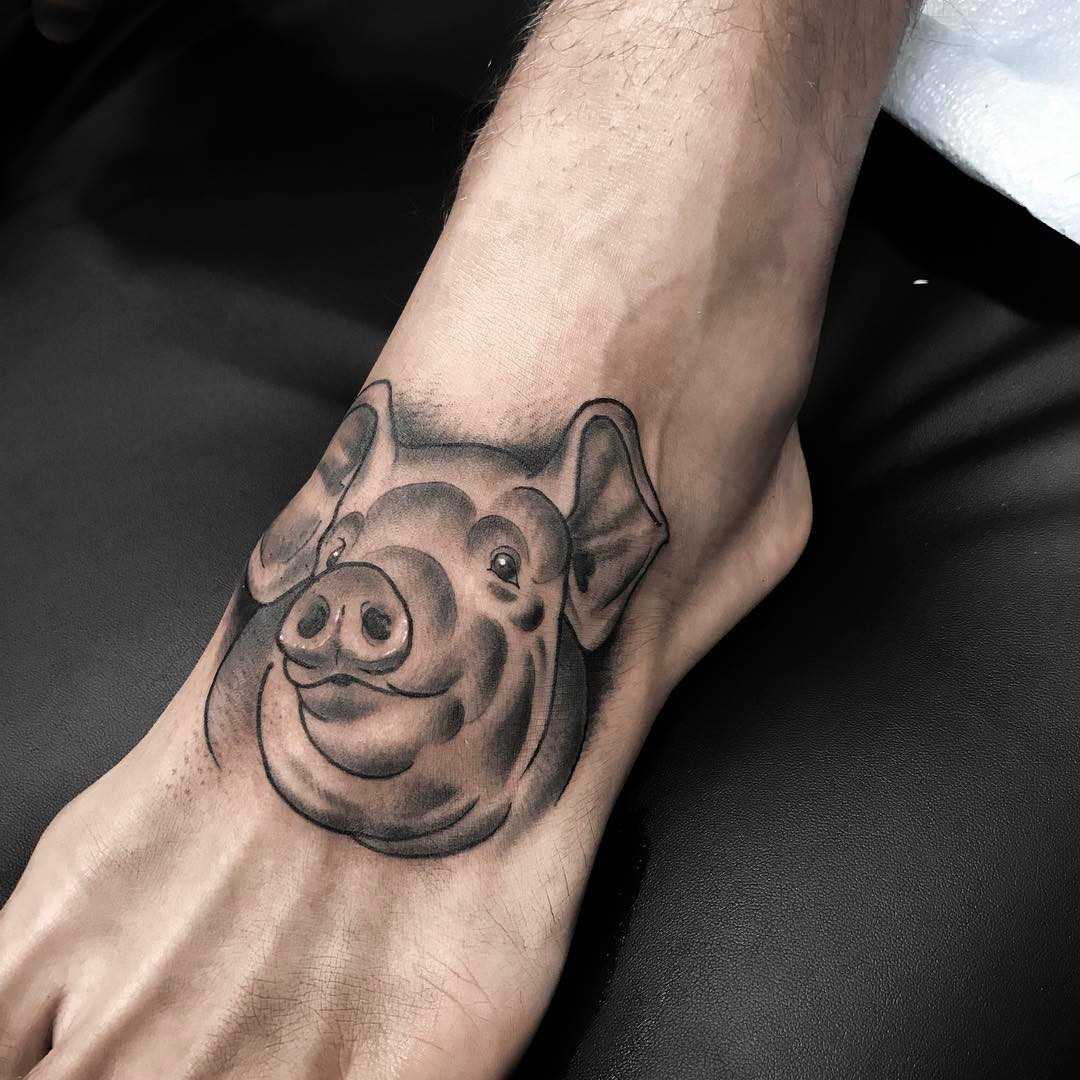 Tatuagem de porco na planta do pé do cara