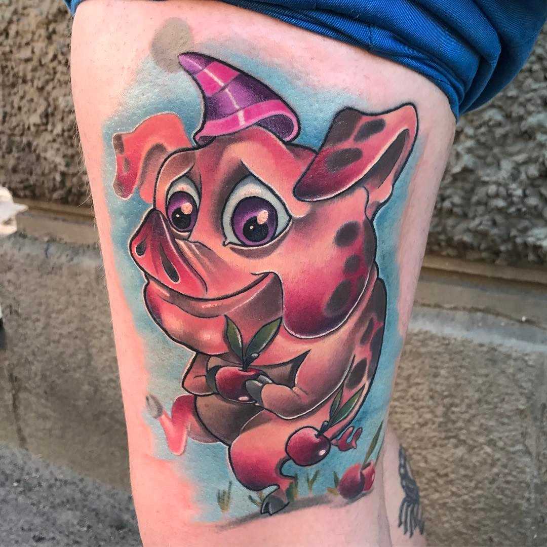 Tatuagem de porco no quadril da menina