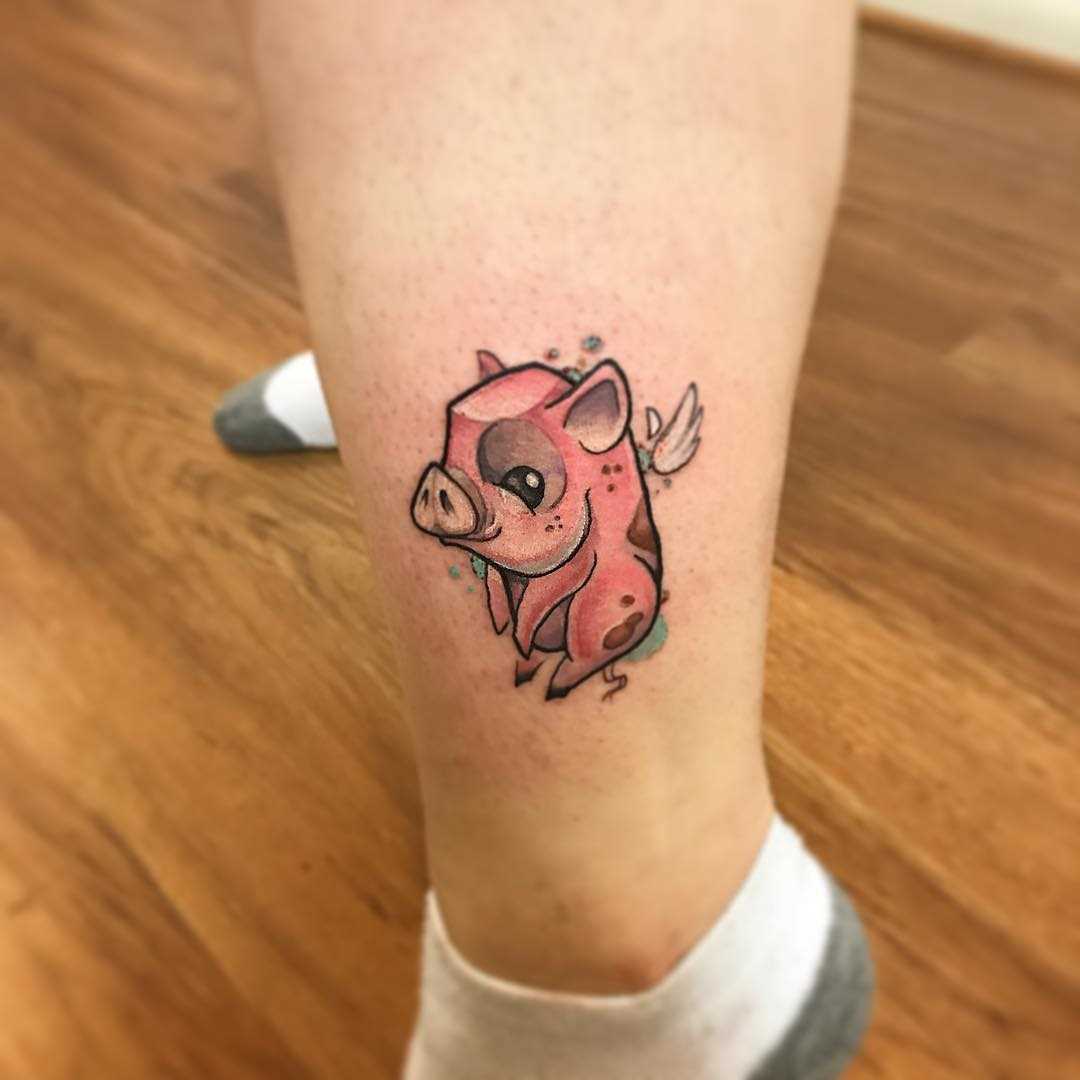 Tatuagem de porco sobre a perna da menina
