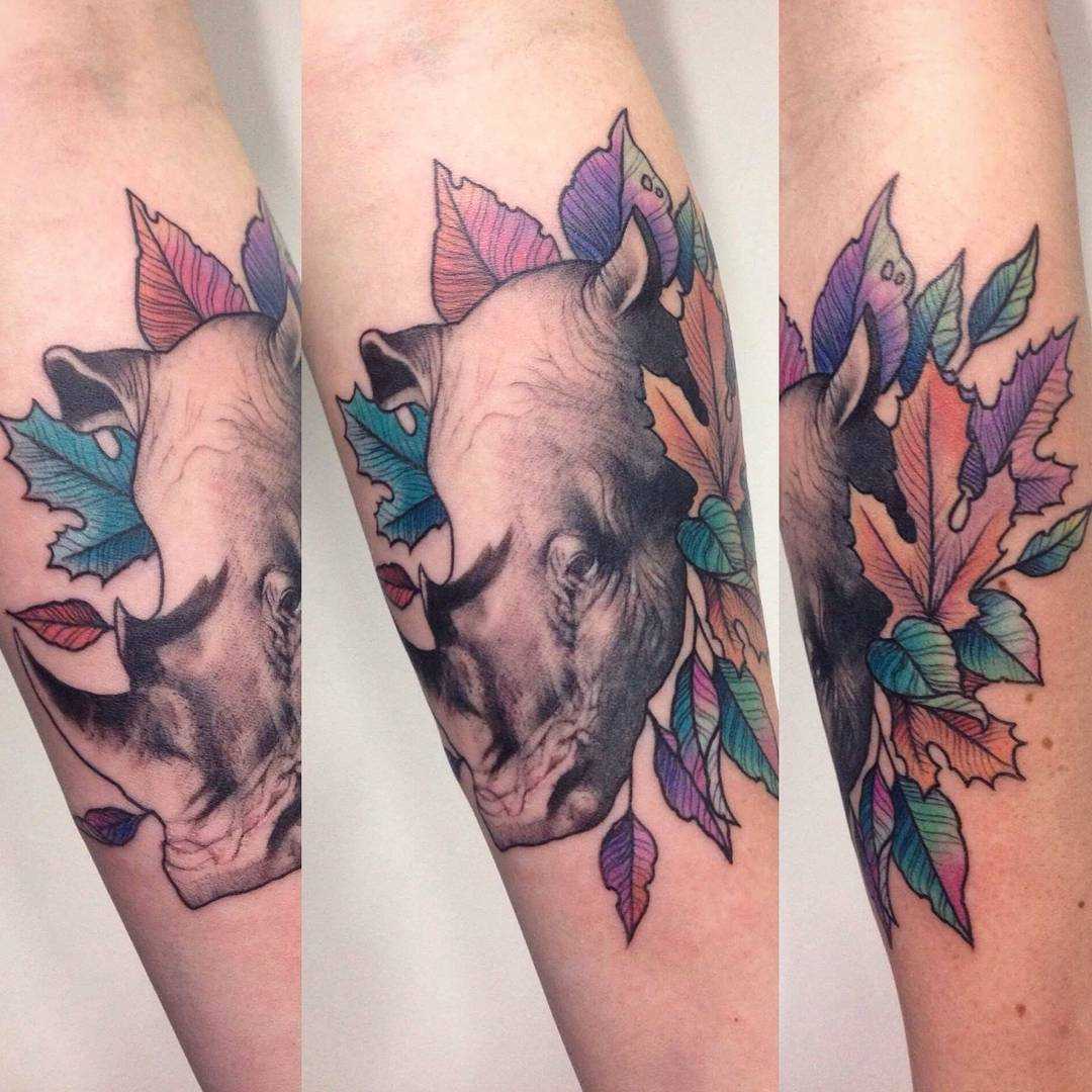 Tatuagem de rinoceronte com folhas no antebraço cara