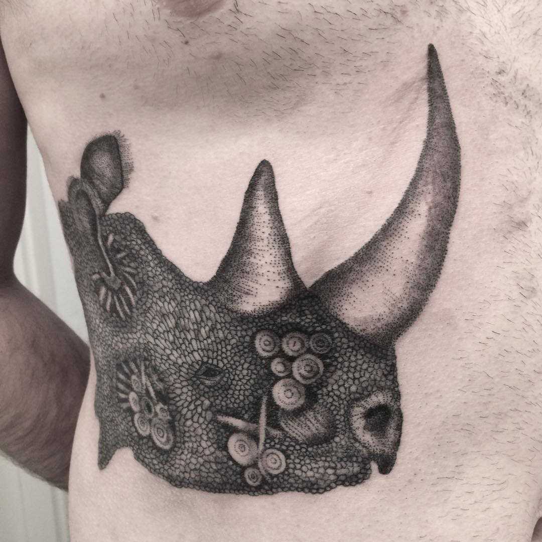 Tatuagem de rinoceronte na barriga do cara