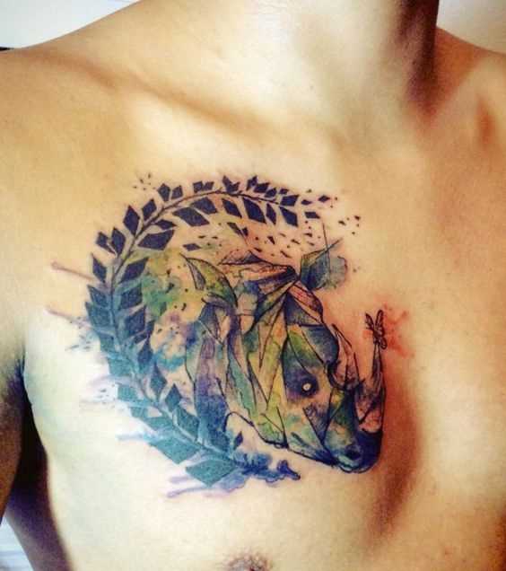 Tatuagem de rinoceronte na cara no peito