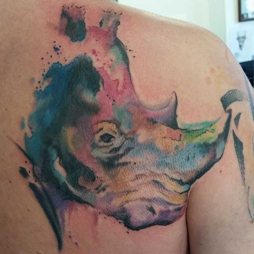 Tatuagem de rinoceronte no estilo aquarela blade cara