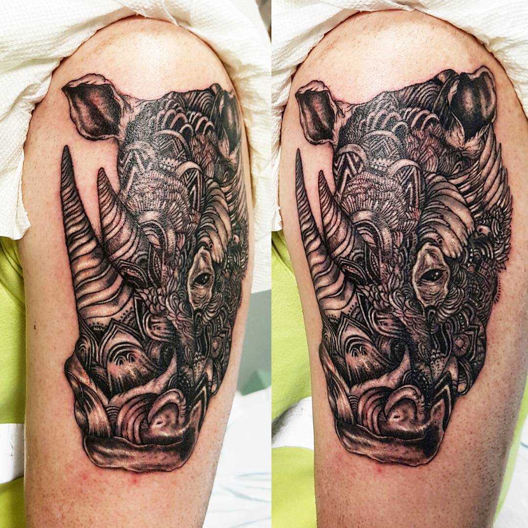 Tatuagem de rinoceronte no ombro do cara