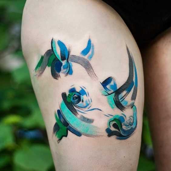 Tatuagem de rinoceronte no quadril da menina
