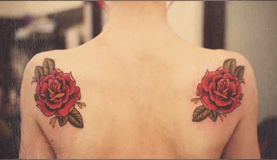 Tatuagem de rosas em lâminas de uma menina no estilo oldschool