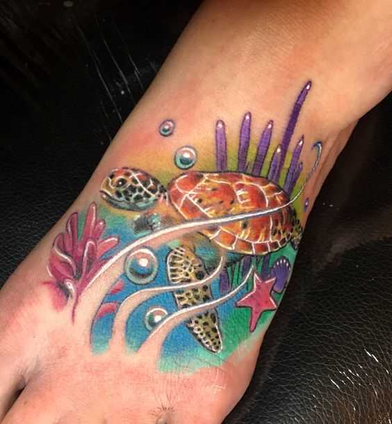Tatuagem de tartaruga na planta do pé da menina