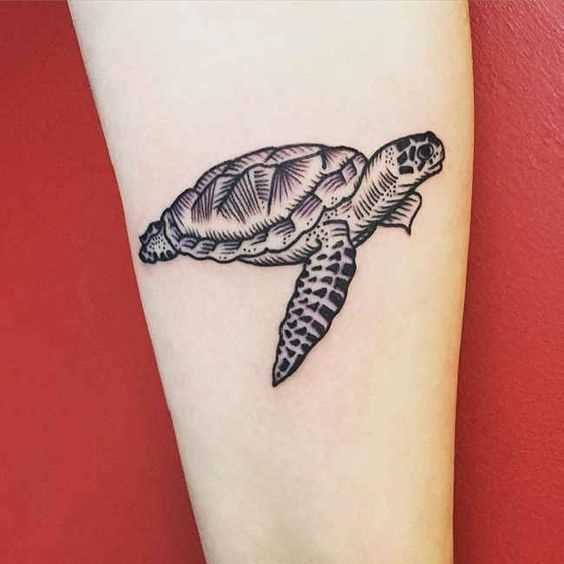 Tatuagem de tartaruga no antebraço da menina