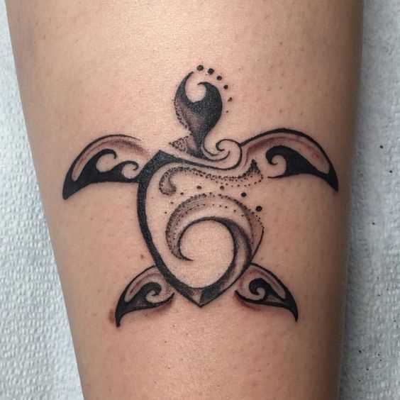 Tatuagem de tartaruga sobre a perna da menina