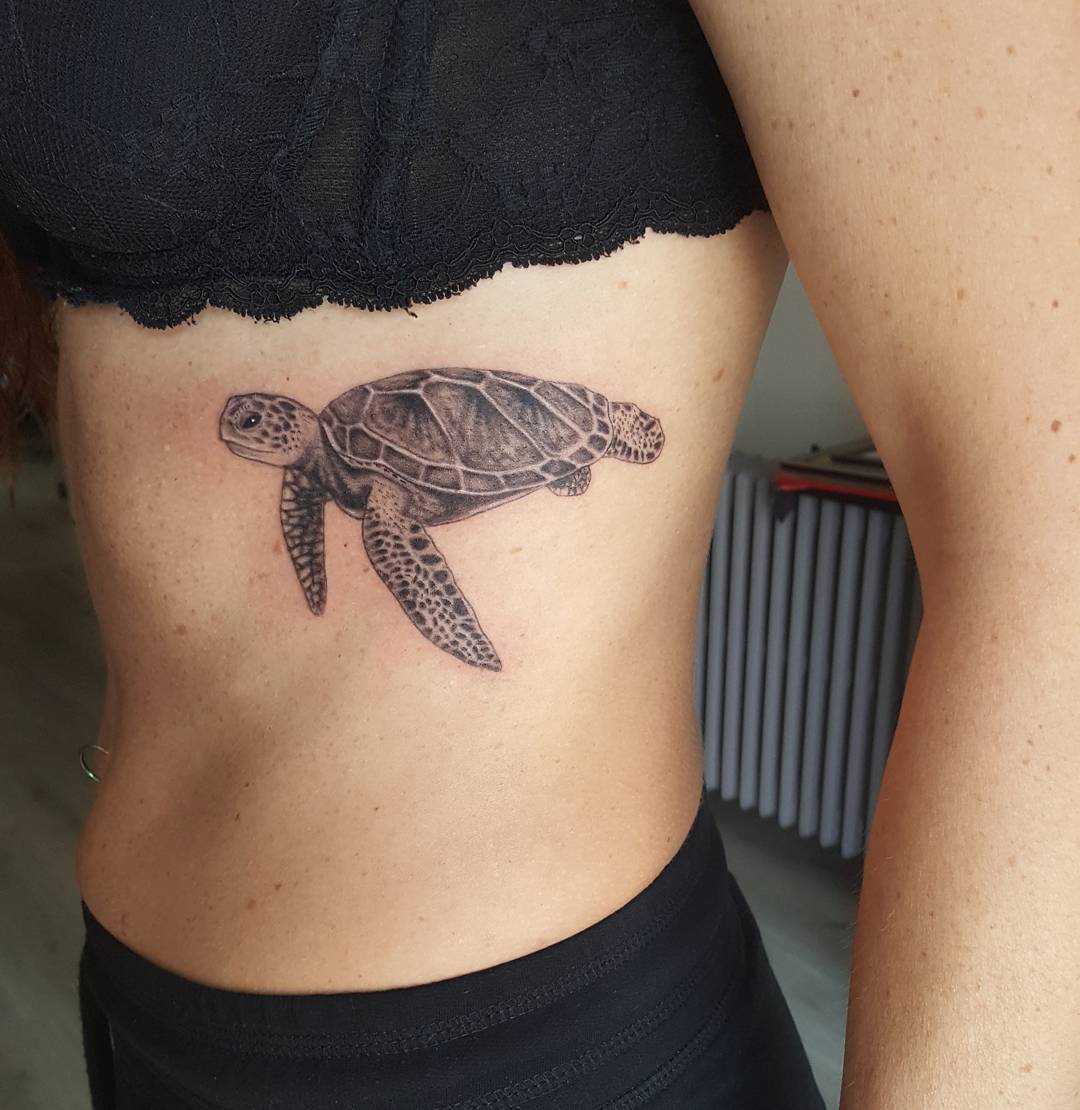 Tatuagem de tartaruga sobre as costelas menina
